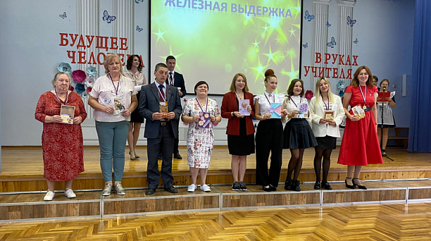 В школах Западного округа отметили День учителя