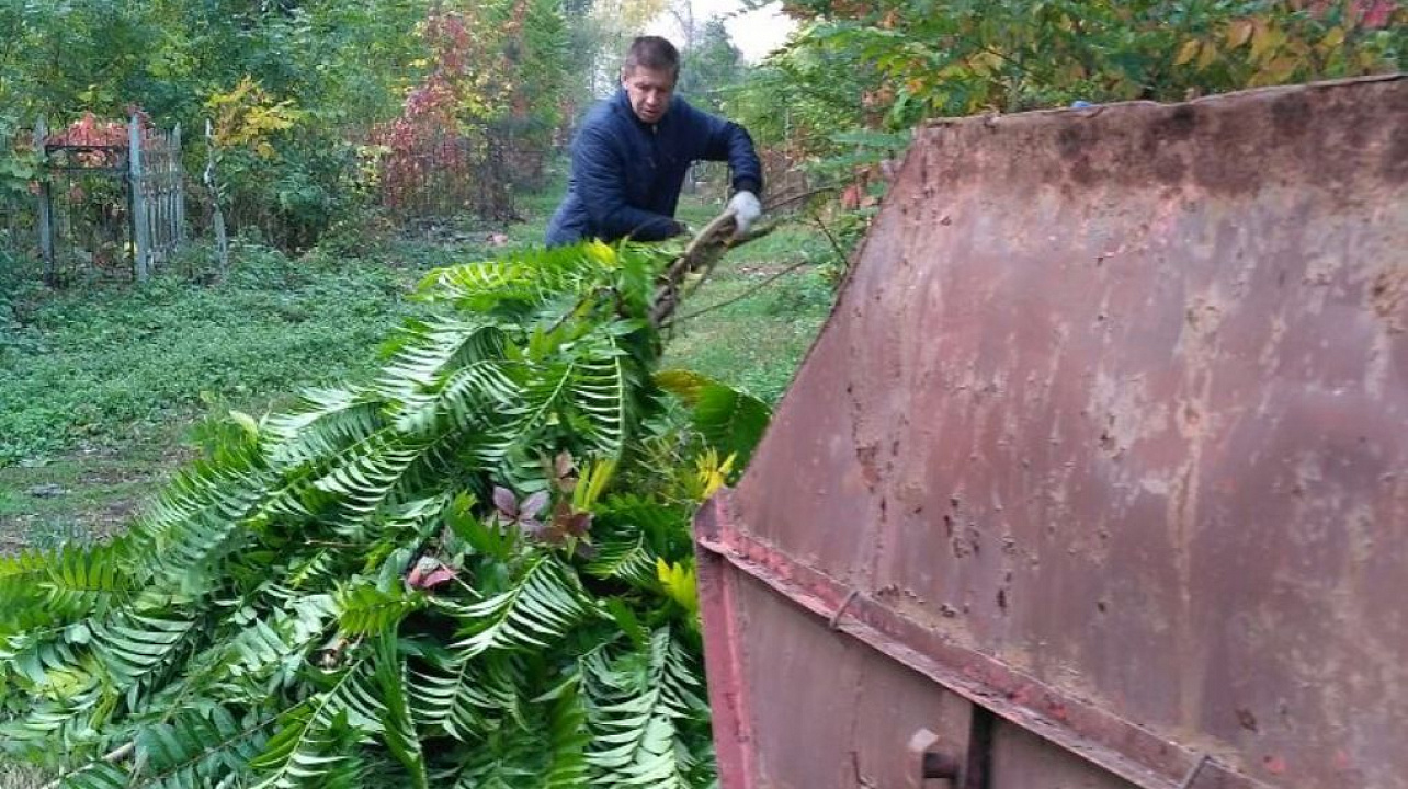 В Западном округе прошел субботник на Всесвятском кладбище