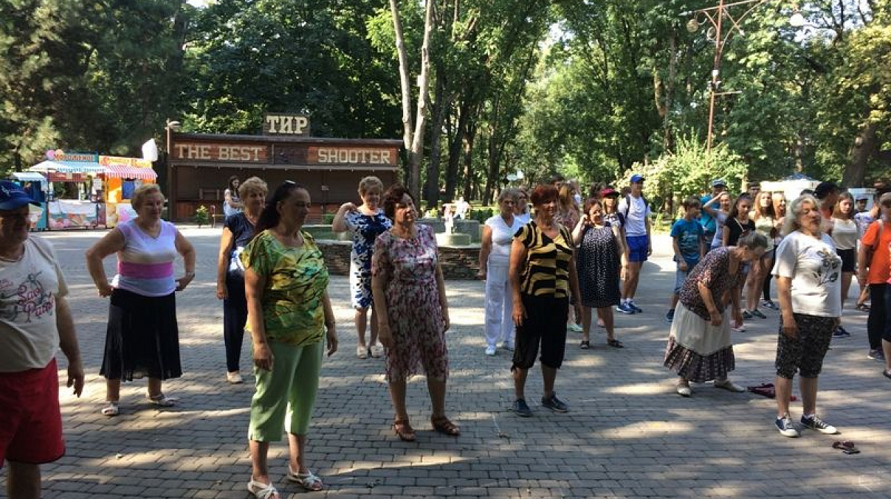 В Центральном округе прошло мероприятие «Зарядка с чемпионом»