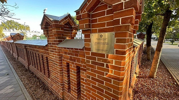 Завершена реставрация ограды Дворца наказного атамана на Красноармейской