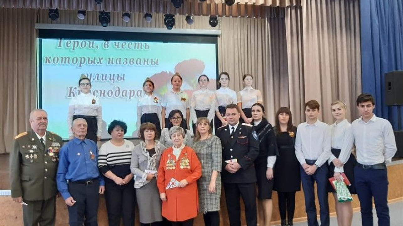 Школа 11 пригласила на День Героев России вдов РФ Шевелеву Т.А., Посадскую С.С. и Сарабееву Н.Н..jpg