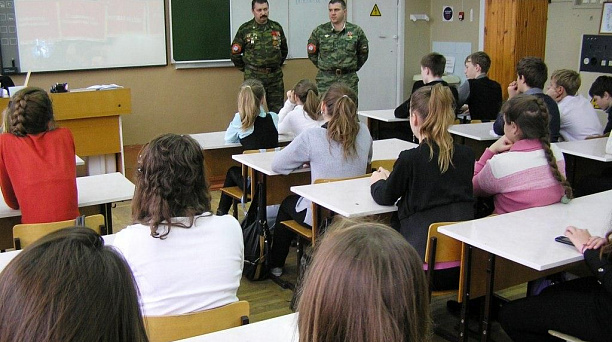 Ветераны из «Боевого братства» поделились воспоминаниями с учащимися прикубанской школы №93