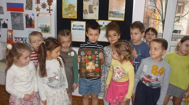 Тематическая выставка «Российская армия» прошла в детском саду № 35