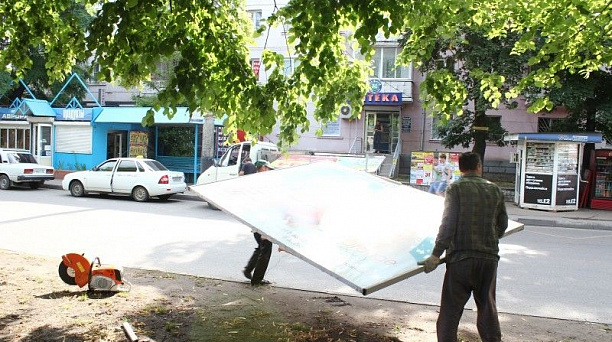 Улицы Краснодара с начала года очистили от более 11 тысяч элементов рекламного «мусора»