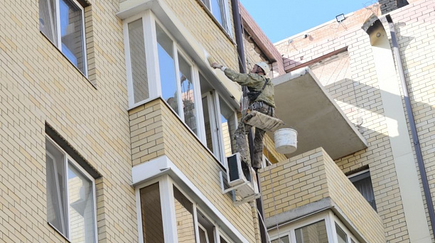 В квартирах дома по ул. Российской в Краснодаре начали установку окон