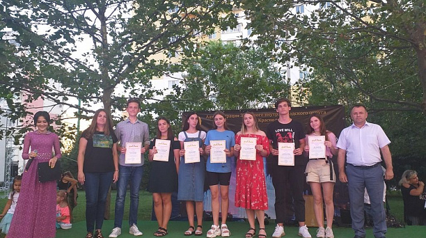 В Юбилейном микрорайоне отметили День российской молодежи