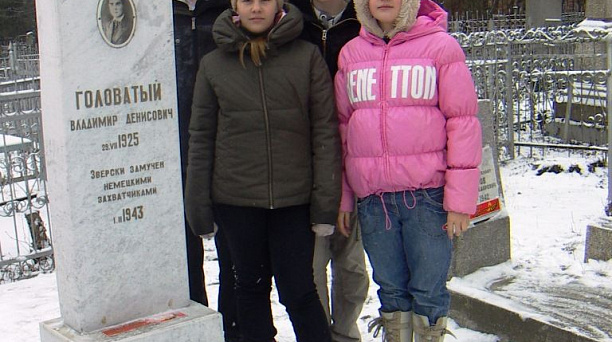 Цветы у обелисков