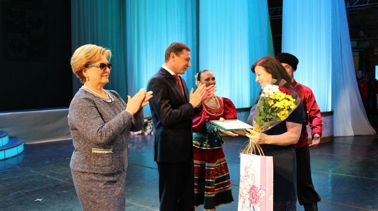 Лучших мам города чествовали во Дворце искусств «Премьера»