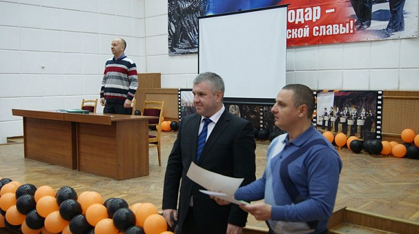 Первый заместитель главы администрации Александр Кучмин вручил почетные грамоты уполномоченным по гражданской обороне предприятий показавших отличные результаты