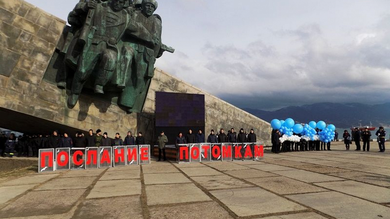 Школьники Центрального округа приняли участие в патриотической акции «Белые чайки»