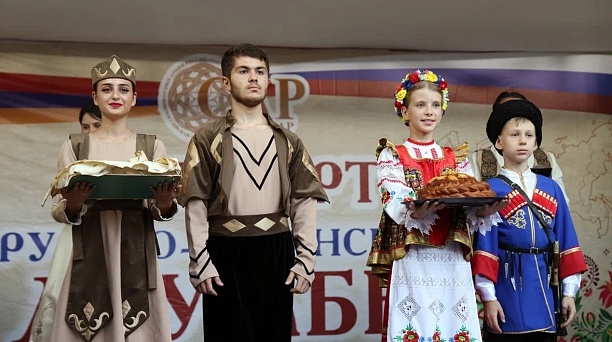 Фестиваль русско-армянской дружбы объединил сотни горожан и гостей столицы Кубани