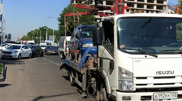 С новых выделенных полос для общественного транспорта в Краснодаре эвакуировали 63 машины