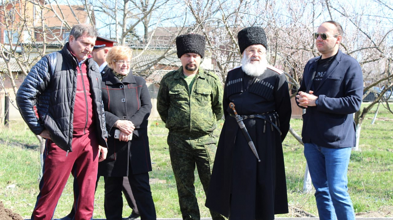 В Пашковском жилом массиве высадили дубовую аллею в честь 75-летия Победы и памяти погибших казаков
