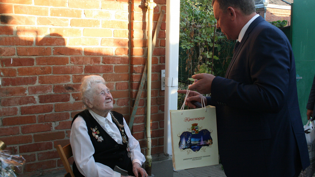 Ветерана  Прикубанского округа поздравили с 75-летием освобождения Кубани заместитель главы города Виталий Косенко и глава Прикубанского округа Андрей Дорошев