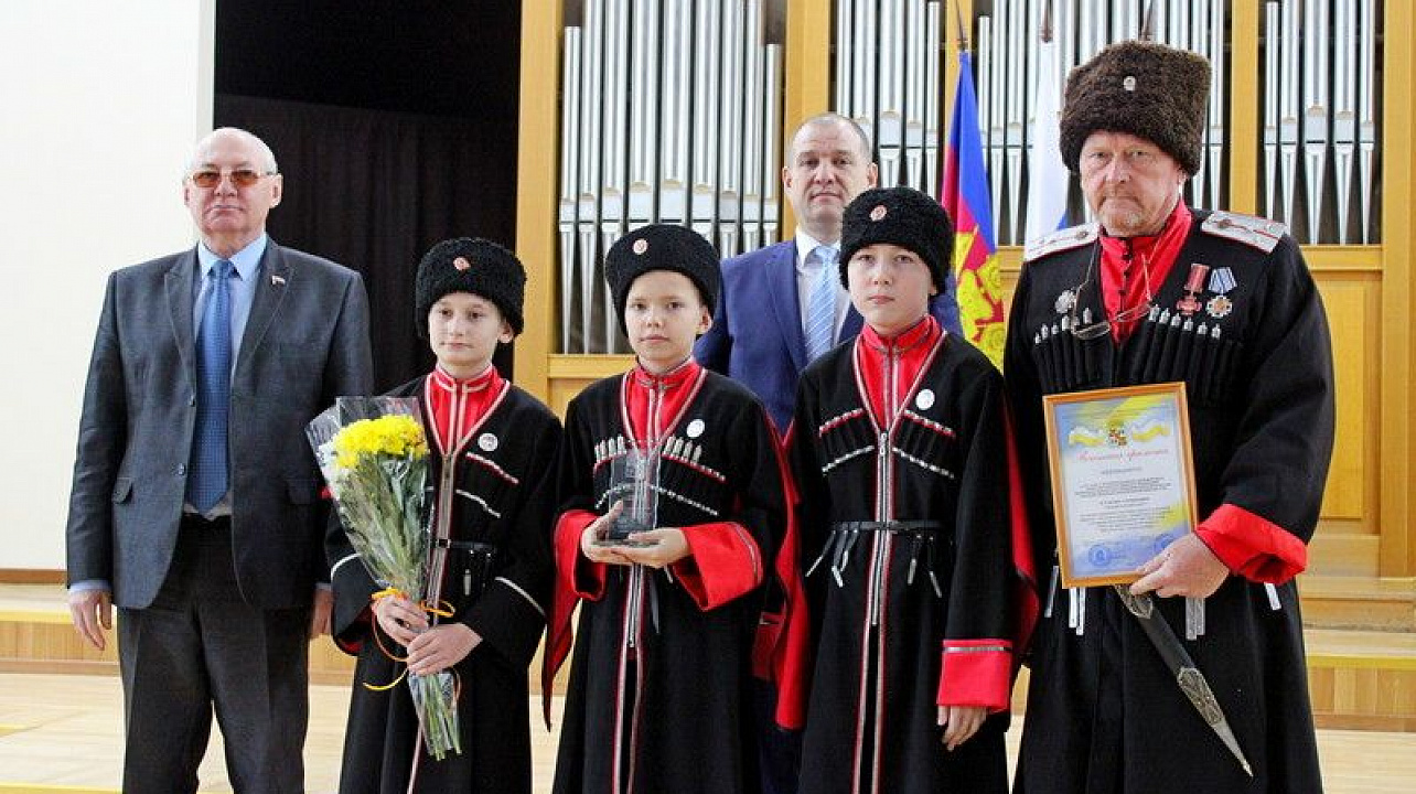 Наградили лучших казаков округа