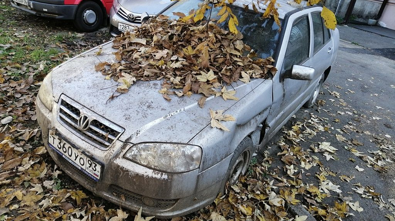 В Западном округе продолжается работа по уборке с улиц брошенного автотранспорта