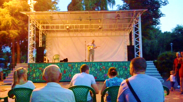 В Западном округе прошел концерт «Пой, моя гитара пой»