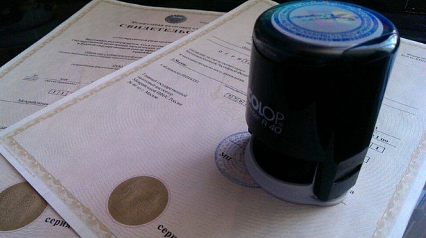 Общества с ограниченной ответственностью и акционерные общества  вправе иметь печать