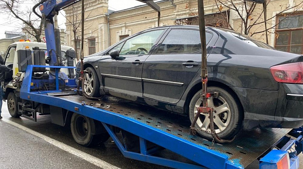 В Краснодаре на ул. Комсомольской эвакуировали незаконно припаркованные авто