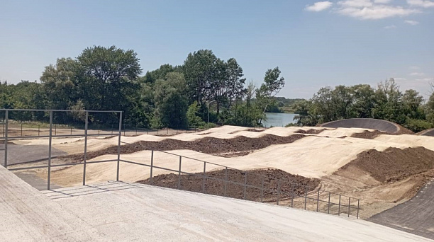 По ул. Обрывной в Краснодаре достраивают специализированную спортивную трассу BMX