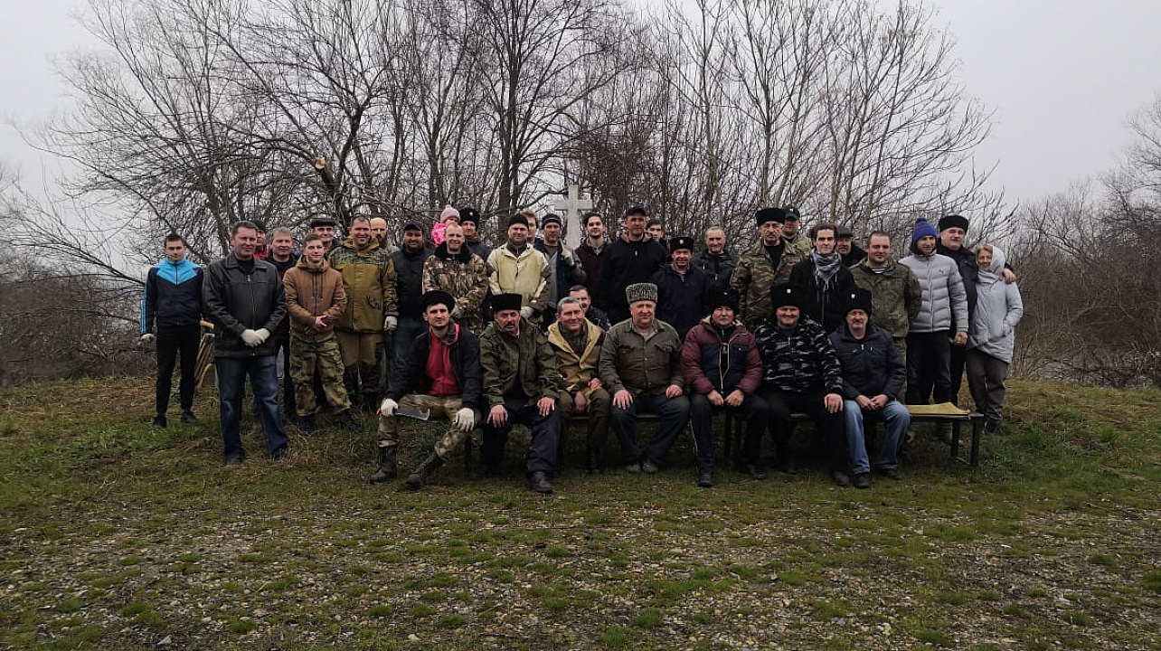 Казаки-краснодарцы провели субботник у памятника Лавру Корнилову