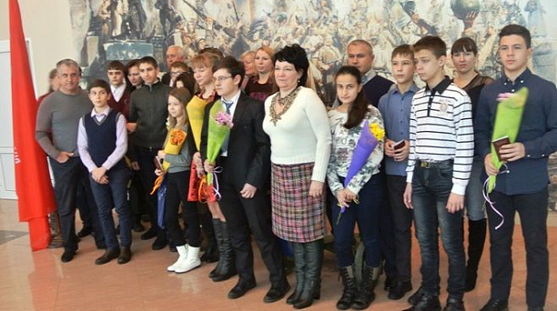 14-летним гражданам Западного округа торжественно вручили паспорта