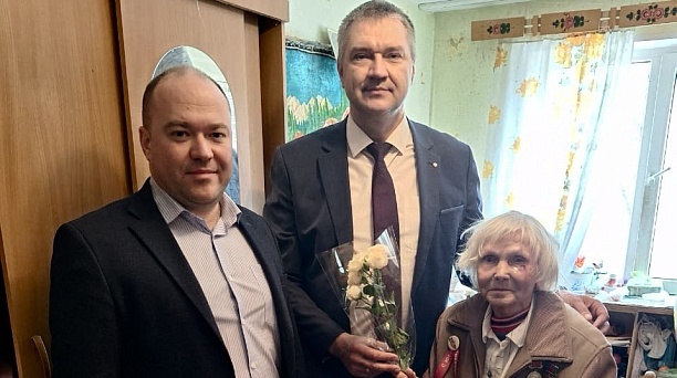 С наступающим 8 марта поздравили в Карасунском округе женщин - ветеранов Великой Отечественной войны