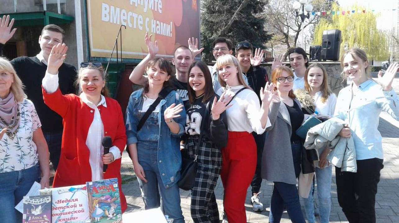 Сотрудники читального зала библиотеки им. Н. Некрасова провели литературно-музыкальную композицию «Возьмите в руки книгу, дети!»