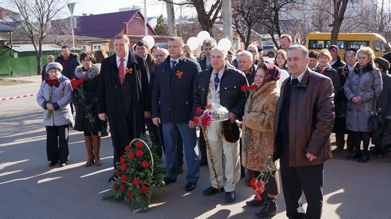 В Западном округе прошло торжественное возложение цветов к памятной доске Степана Передерия