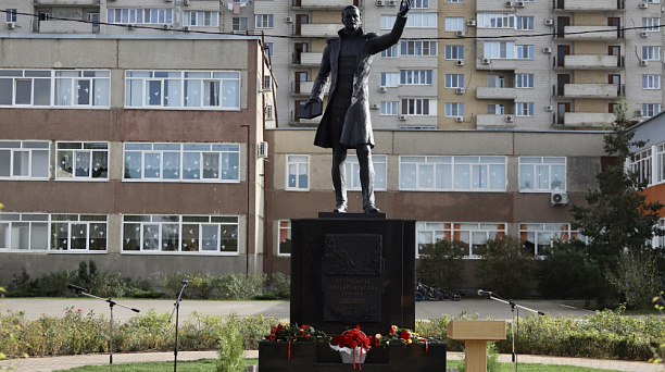 В Краснодаре установили памятник Михаилу Лермонтову