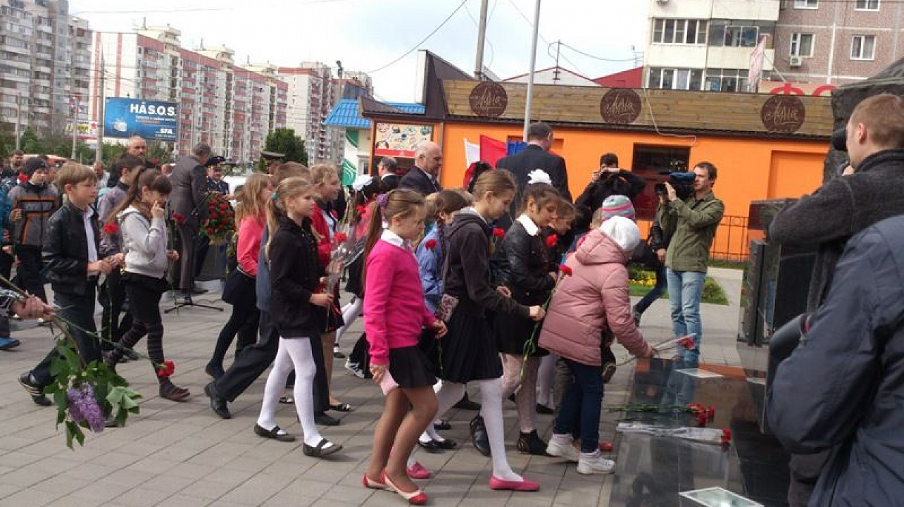 Школьники и общественность Западного округа приняли участия в акции памяти жертв Чернобыля