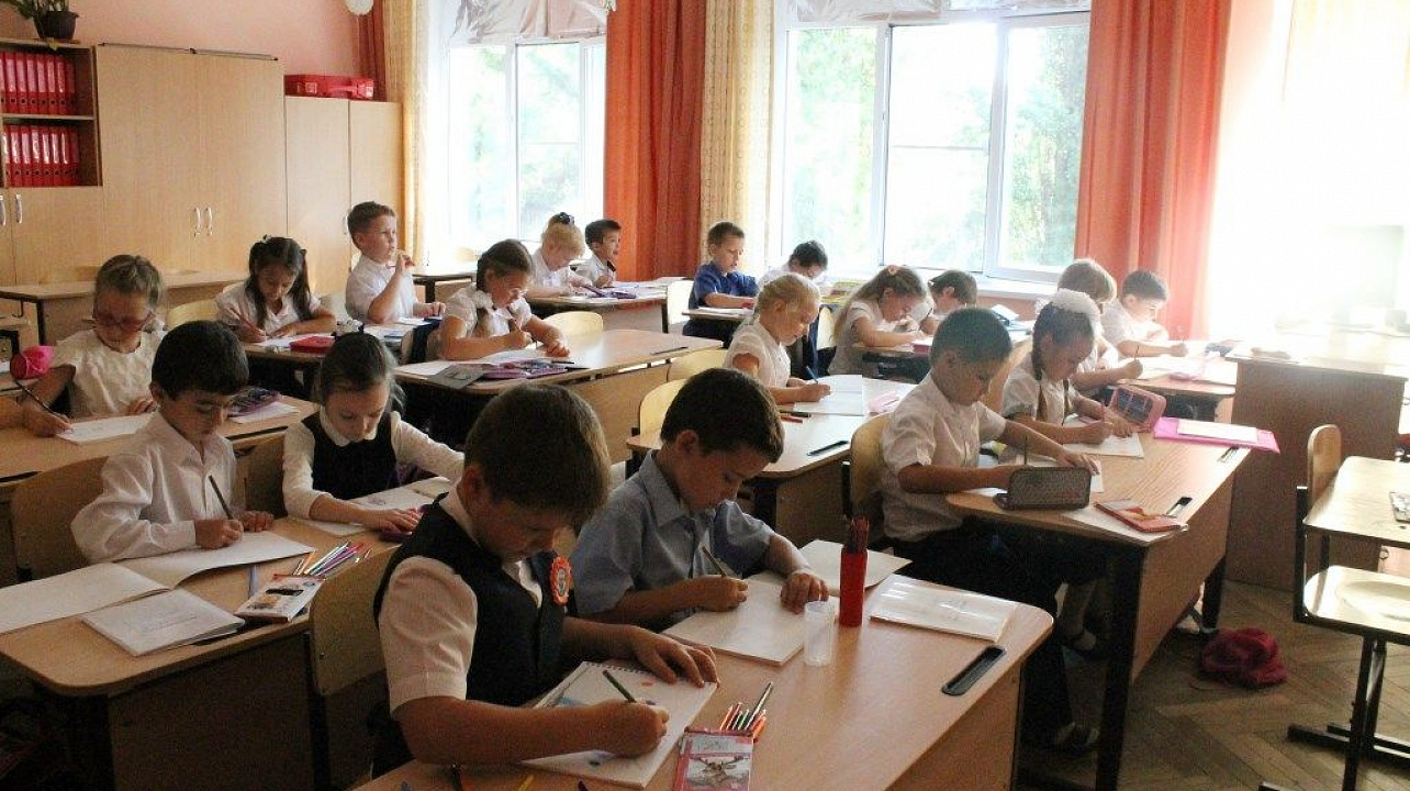 Специалисты Центра культуры и досуга Прикубанского округа помогли самым юным краснодарцам подготовить подарки на 224-й День рождения города