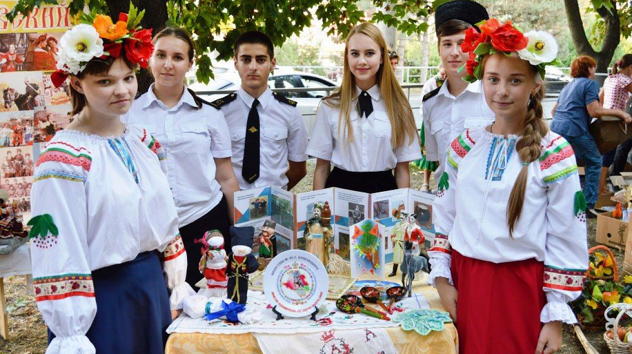 В сквере Фестивальном ко Дню города открыли отреставрированный фонтан