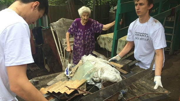 Ветерану Западного округа волонтеры оказали «Чистую помощь»