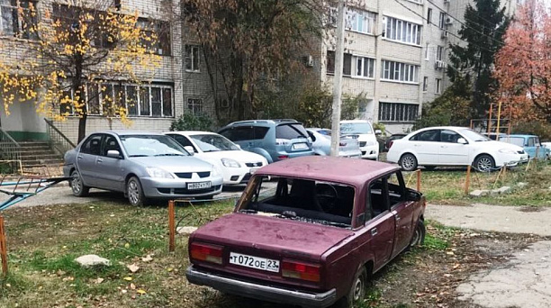 Отдел общественной безопасности администрации Западного округа провел мониторинг улиц с целью выявления и уборки транспортных средств, брошенных собственниками