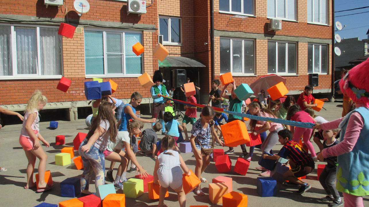 Самых маленьких жителей поселка Российского поздравили с Днем города