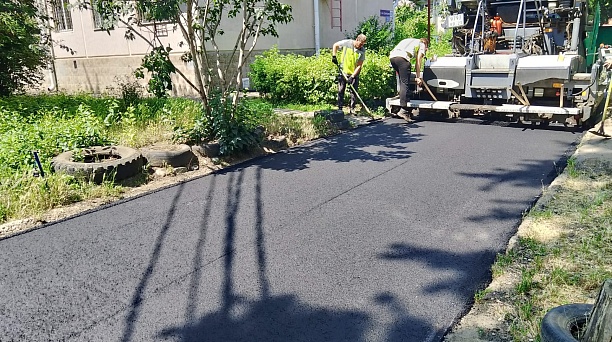 В Карасунском округе Краснодара отремонтировали 10 внутриквартальных территорий 