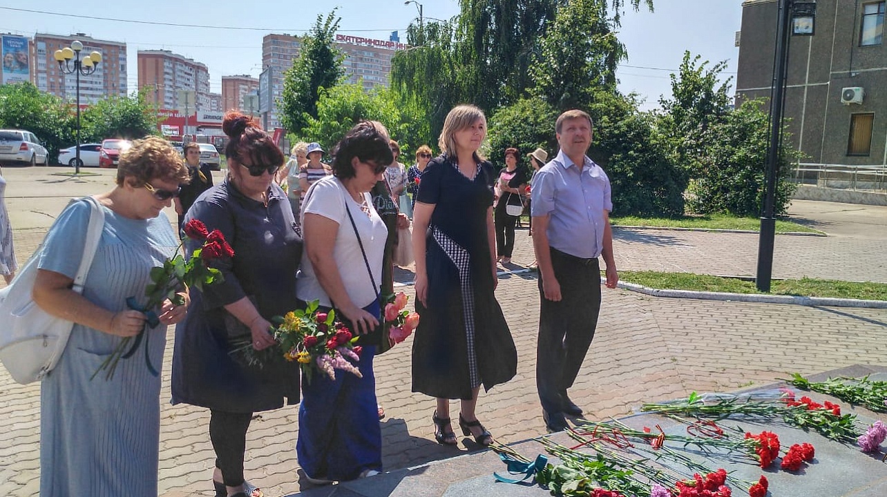 Акция «Свеча памяти» и возложения цветов у памятников участникам Великой Отечественной войны сегодня прошли по всему Прикубанскому округу