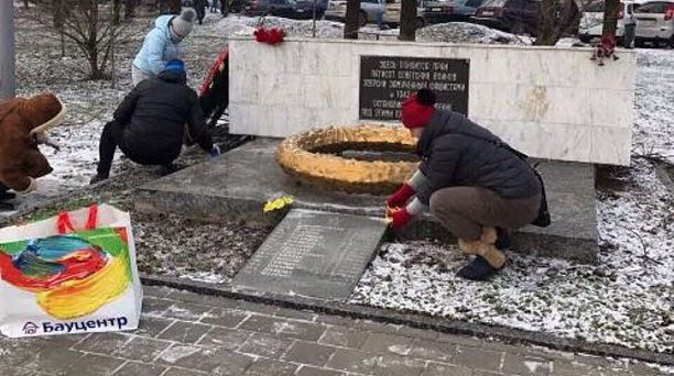 Учащиеся гимназии № 92 провели субботник на мемориале «500 жертвам фашизма»