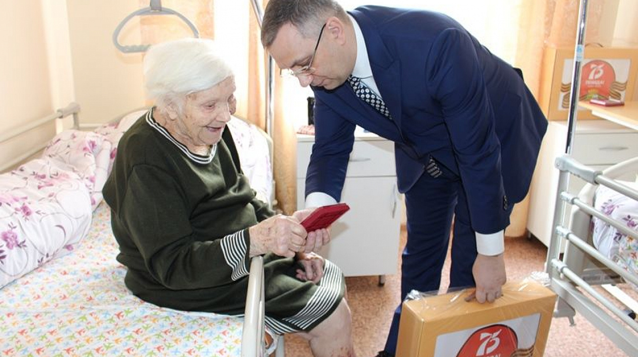 Сегодня в геронтологическом центре «Екатеринодар» состоялось торжественное вручение юбилейных медалей