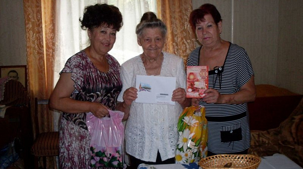 Жительница Центрального округа получила поздравления с юбилеем от имени Президента России