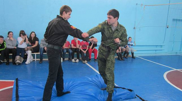 В прикубанской школе №67 казаки провели показательные выступления