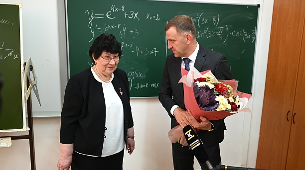 Евгений Наумов поздравил с наступающим профессиональным праздником заслуженного учителя РФ Раису Копелевич