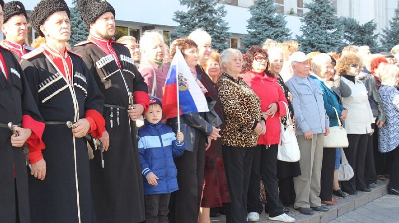 Жители Центрального округа приняли участие в торжественной церемонии поднятия флага