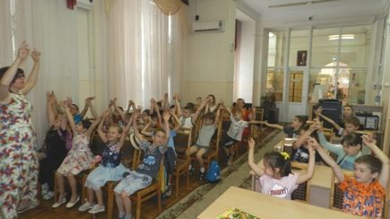 Сотрудники библиотеки Западного округа провели литературно-игровую программу «Лето по белому свету идёт!»