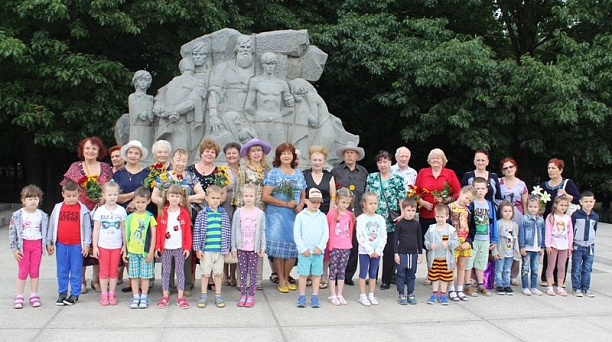 У всех мемориалов и памятных досок Центрального округа прошли церемонии возложения цветов