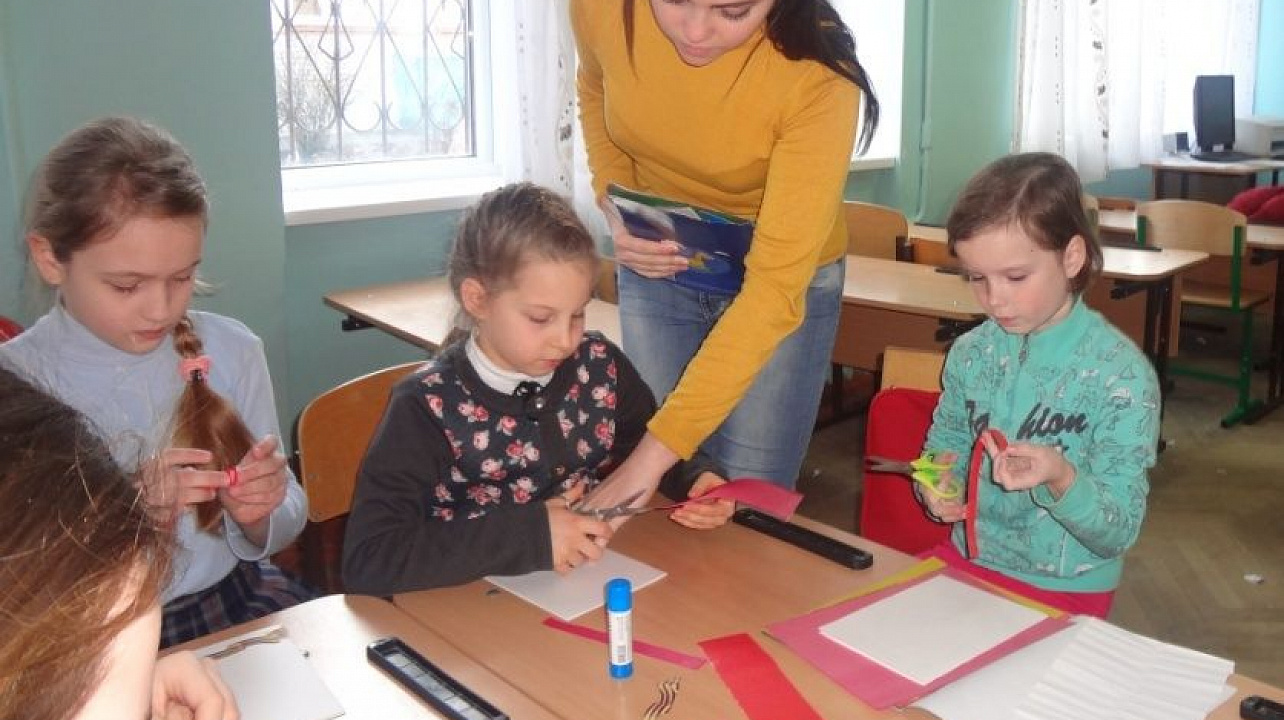 В школе Западного округа провели мастер-класс по изготовлению открыток ко Дню защитника Отечества