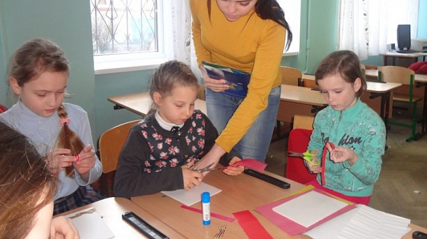 В школе Западного округа провели мастер-класс по изготовлению открыток ко Дню защитника Отечества