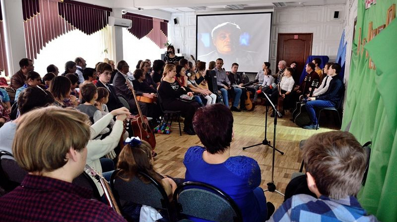 В Центре детского творчества «Прикубанский» прошел I городской фестиваль бардовской песни «Краснодарские огни»