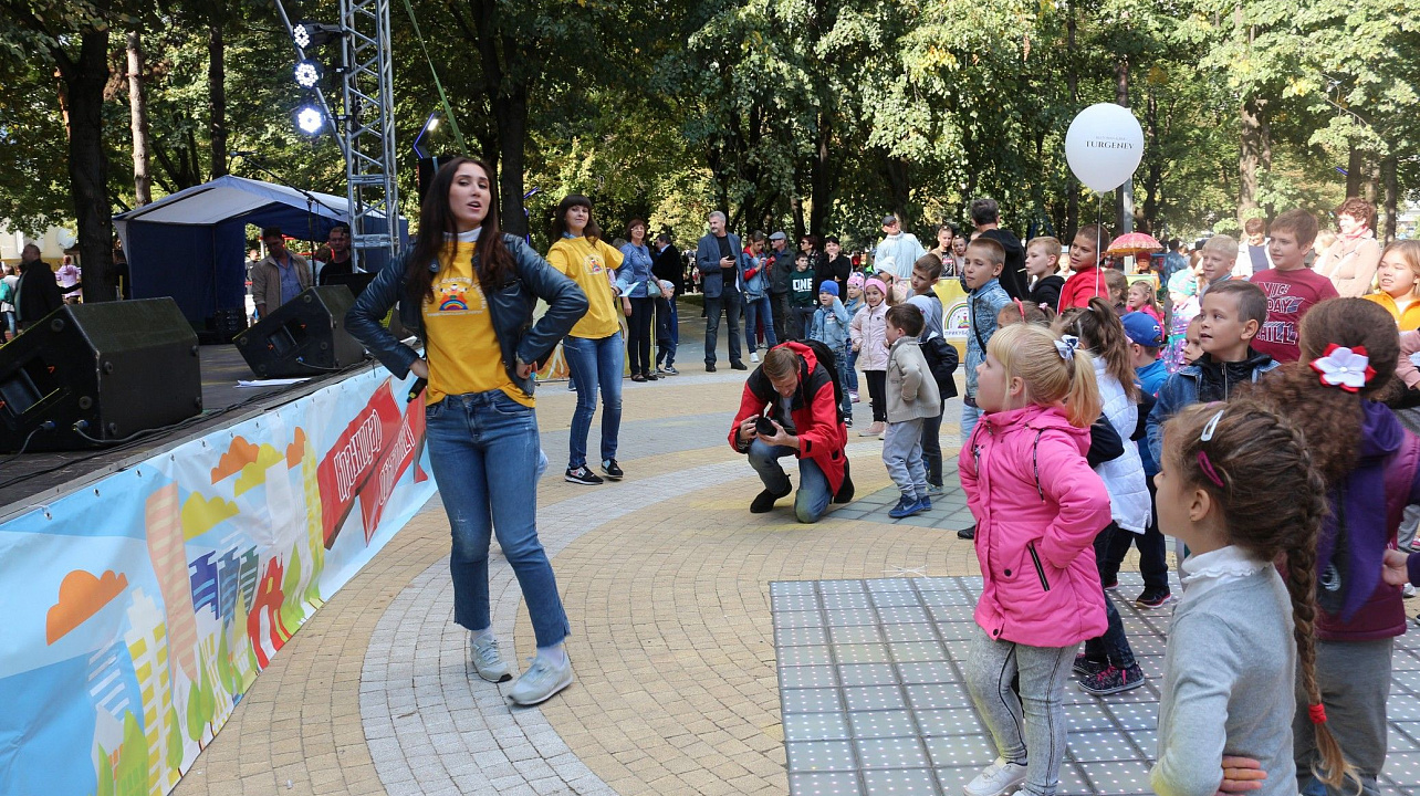 В день города глава Прикубанского округа Александр Журавлев наградил жителей округа за достижения и посетил выставку национальных культур
